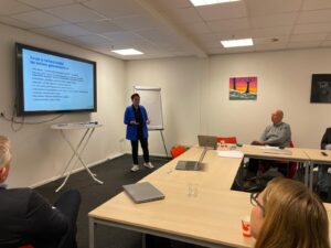 Foto Helma Krekels, de Oranje Krekel tijdens geven presentatie Duurzame mobiliteit aan Noordelijke Zorgorganisaties in het Adverium te Drachten.